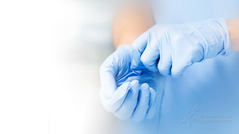 fondo con guantes Cirujano Pediatra Dr. Alejandro Mundo Alegría